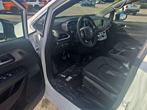 New 2026 Chrysler Pacifica Select image 12