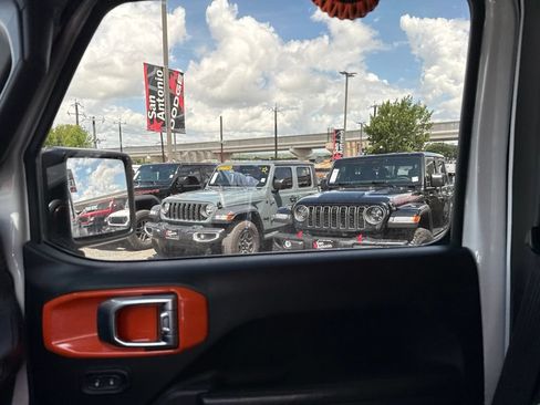 Used 2023 Jeep Gladiator Mojave AWD/4WD image 24