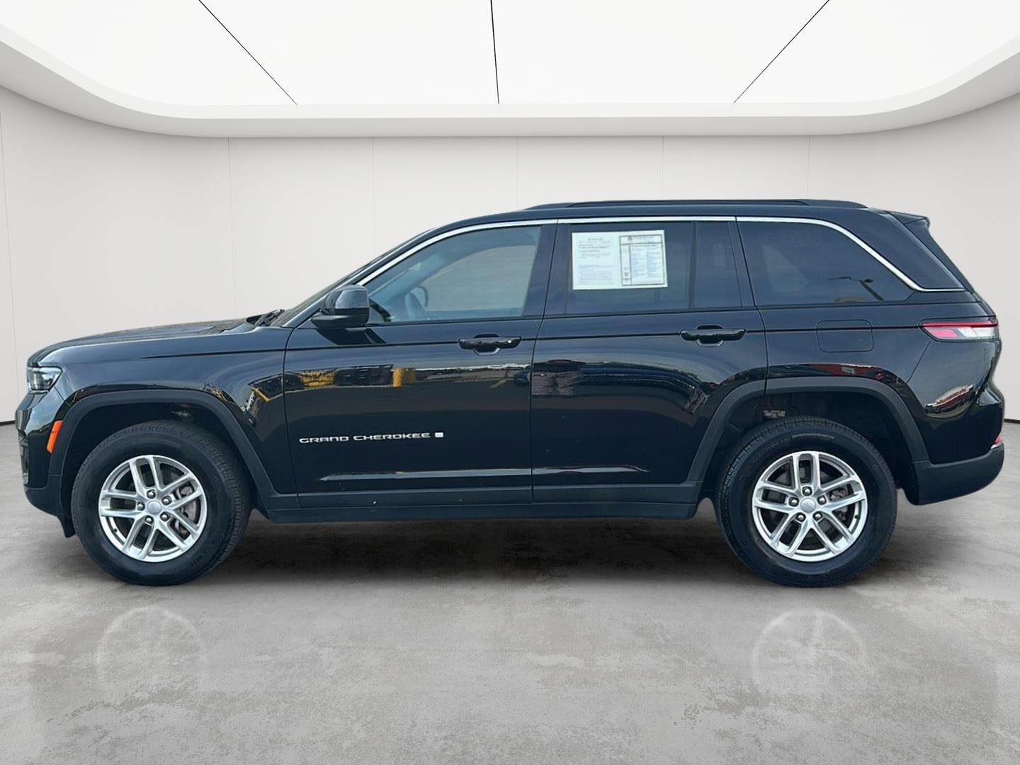 Used 2025 Jeep Grand Cherokee Laredo X w/ Luxury Tech Group I AWD/4WD image 34