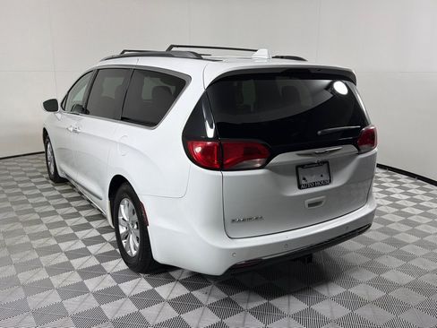 Used 2018 Chrysler Pacifica Touring-L FWD image 6