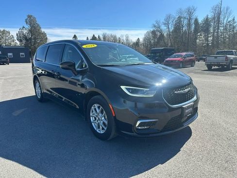 Used 2024 Chrysler Pacifica Touring-L image 7