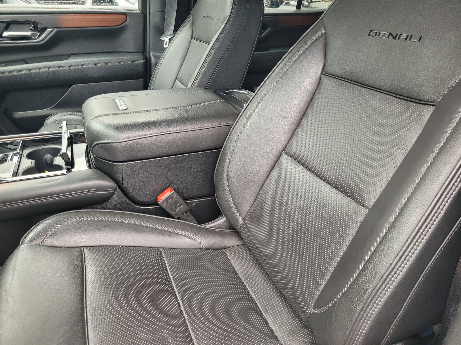 Used 2025 GMC Yukon Denali AWD/4WD image 9