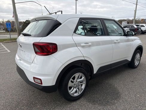 Certified 2025 Hyundai Venue SE image 6