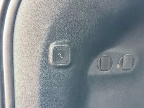 Used 2019 Jeep Cherokee Latitude Plus w/ Comfort/Convenience Group FWD image 28