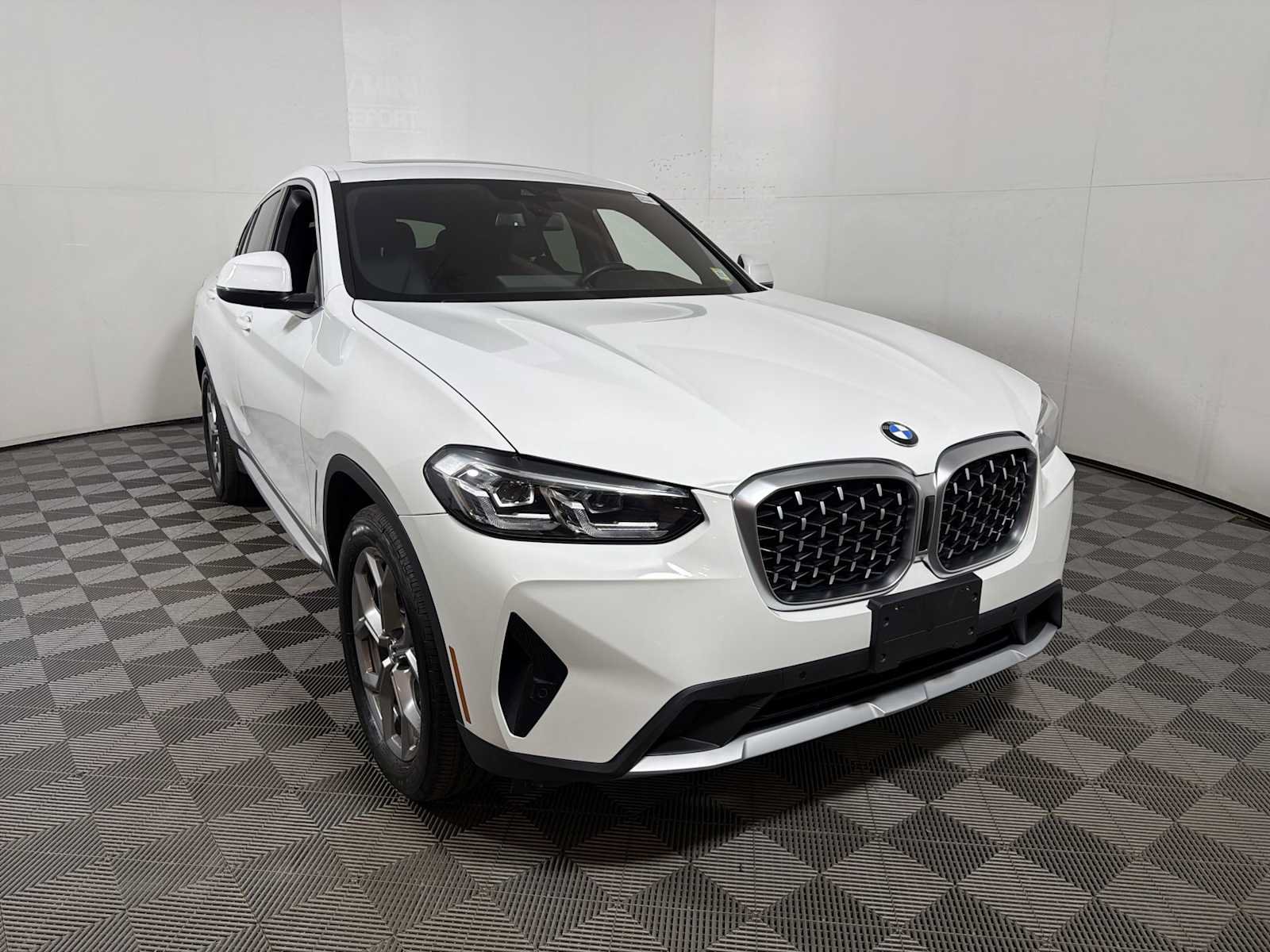 Used 2024 BMW X4 xDrive30i AWD/4WD image 2