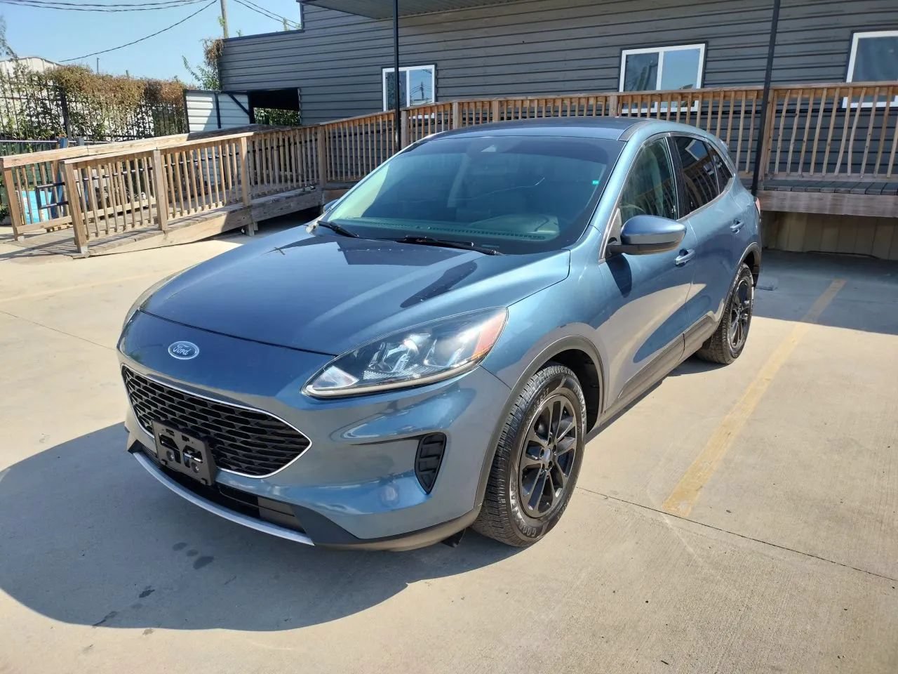 Used 2020 Ford Escape SE FWD image 1