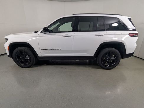 New 2025 Jeep Grand Cherokee Altitude image 4