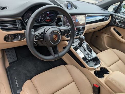 Certified 2025 Porsche Macan image 4