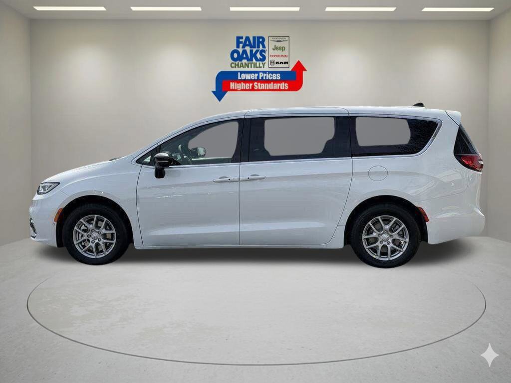 New 2026 Chrysler Pacifica Select FWD image 9