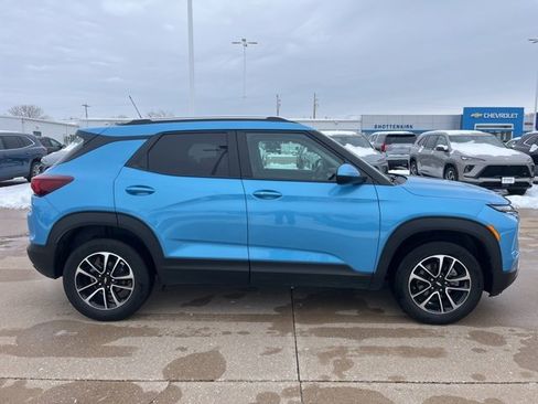 Used 2025 Chevrolet TrailBlazer LT image 2