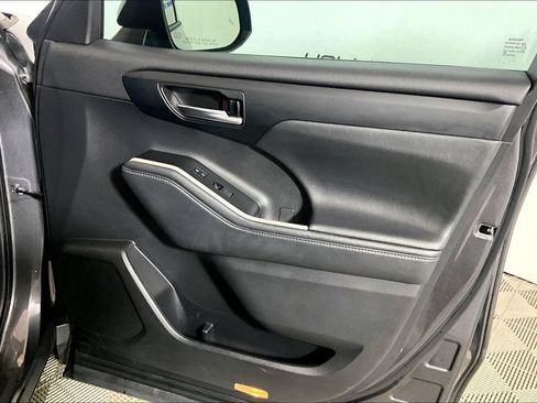 Used 2021 Toyota Highlander XSE FWD image 19