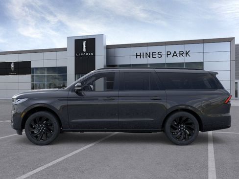 New 2026 Lincoln Navigator L Reserve AWD/4WD image 3