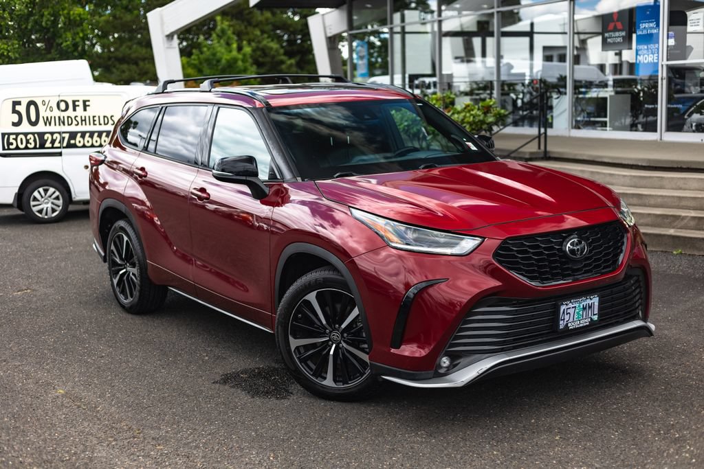 Used 2021 Toyota Highlander XSE AWD/4WD image 2