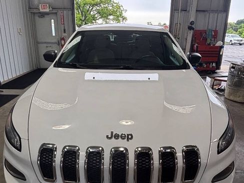 Used 2017 Jeep Cherokee Sport AWD/4WD image 3