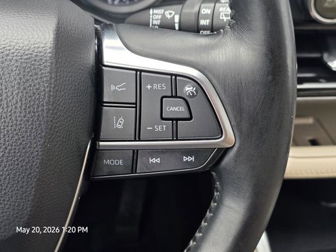 Used 2021 Toyota Highlander XLE FWD image 30