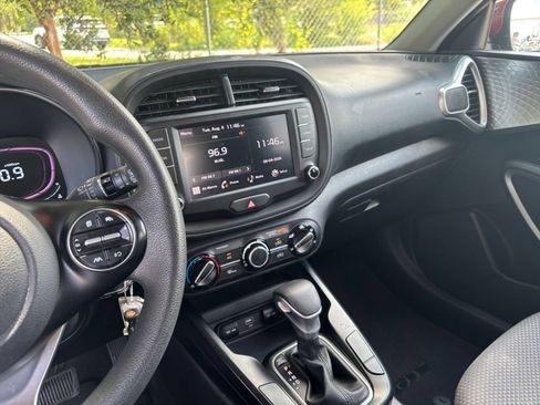 Used 2025 Kia Soul LX w/ LX Technology Package FWD image 17