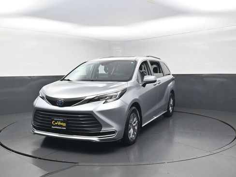 Used 2022 Toyota Sienna XLE FWD image 4