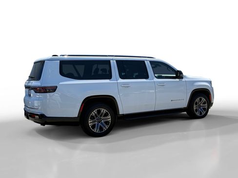 Used 2024 Jeep Wagoneer L Series II RWD image 5