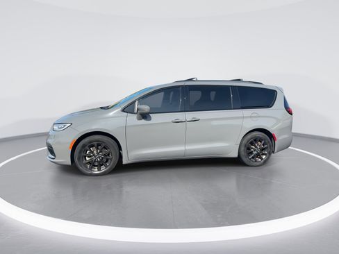 Used 2021 Chrysler Pacifica Touring-L w/ Uconnect Theater Family Group image 6