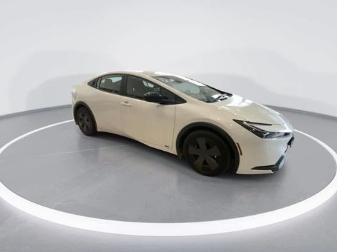 Used 2023 Toyota Prius LE AWD/4WD image 2