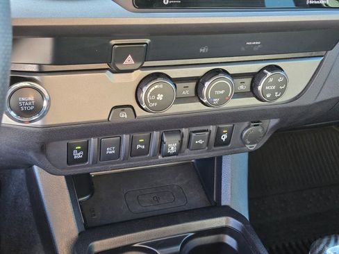 Used 2020 Toyota Tacoma TRD Sport w/ Technology Package image 31