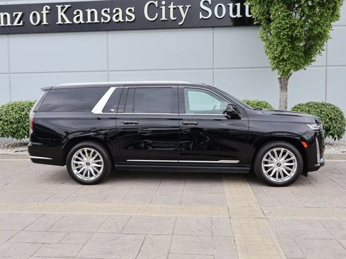 Used 2022 Cadillac Escalade ESV Premium Luxury w/ Performance Package AWD/4WD image 5