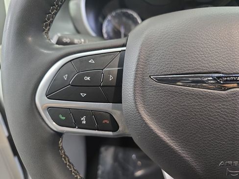 Certified 2023 Chrysler Pacifica Touring-L FWD image 19