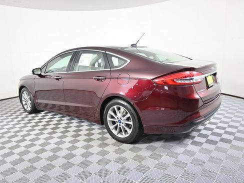 Used 2017 Ford Fusion SE w/ Fusion SE Technology Package FWD image 4