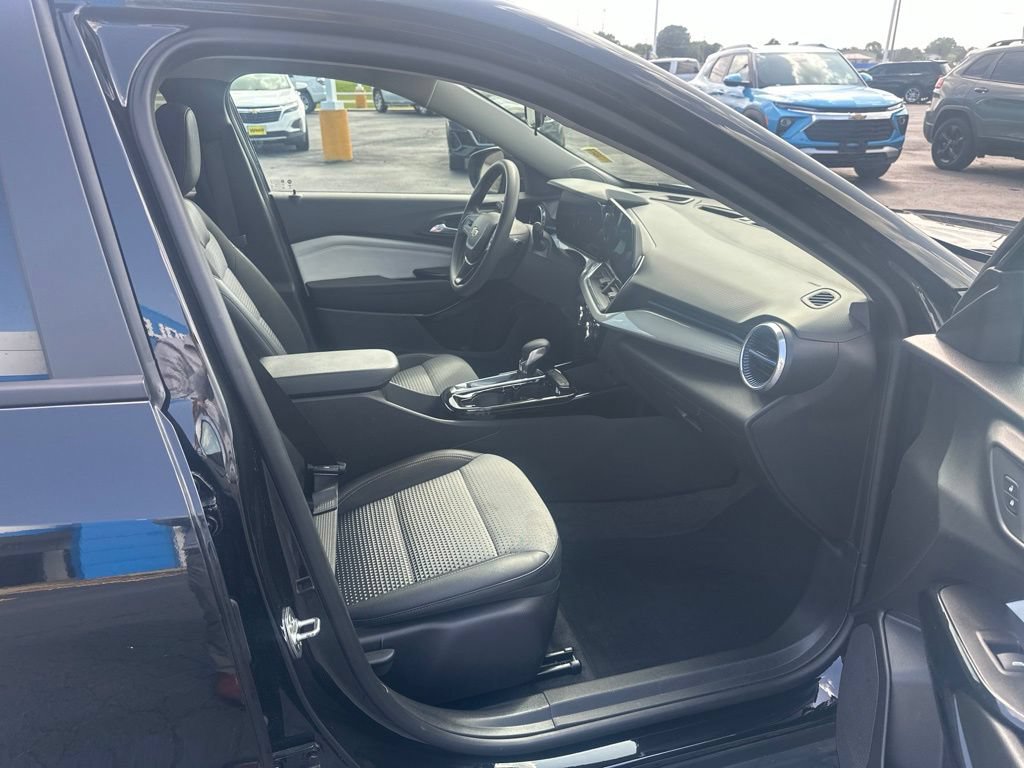 Used 2025 Chevrolet Trax LT FWD image 17