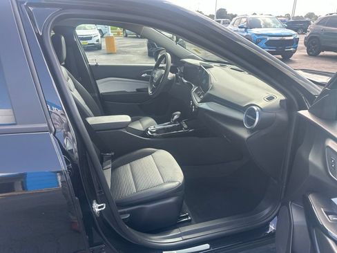Used 2025 Chevrolet Trax LT FWD image 17