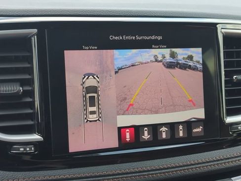 Used 2024 Chrysler Pacifica Pinnacle FWD image 19