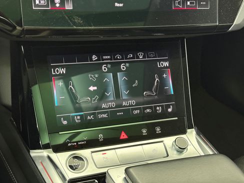 Used 2021 Audi e-tron Prestige w/ Prestige Package image 30