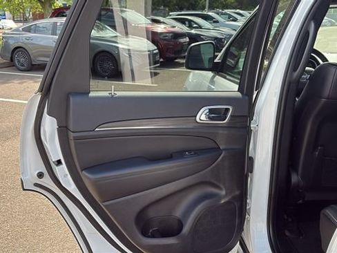 Used 2022 Jeep Grand Cherokee Limited w/ Tech Group AWD/4WD image 23