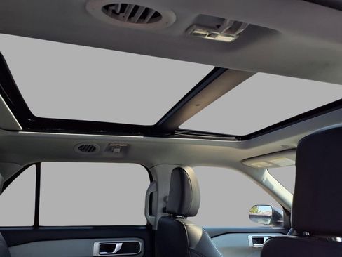 Used 2024 Ford Explorer XLT w/ Equipment Group 202A image 13