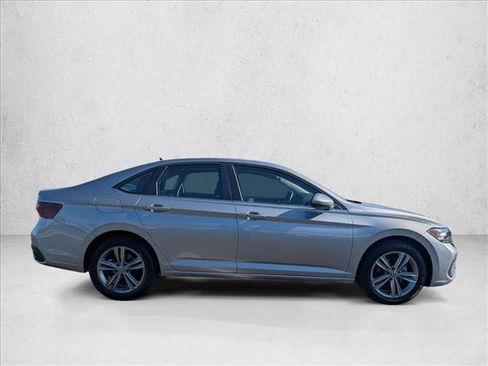 Used 2024 Volkswagen Jetta SE FWD image 4