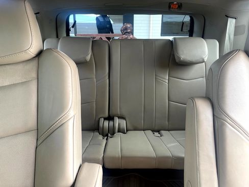 Used 2015 Cadillac Escalade Luxury image 16