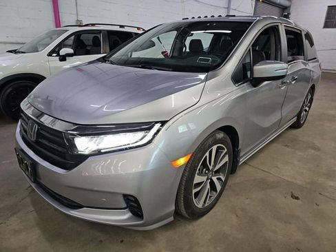 Used 2024 Honda Odyssey Touring image 3