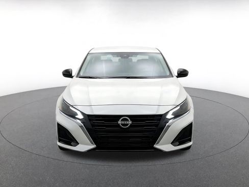 Used 2025 Nissan Altima 2.5 SV FWD image 2