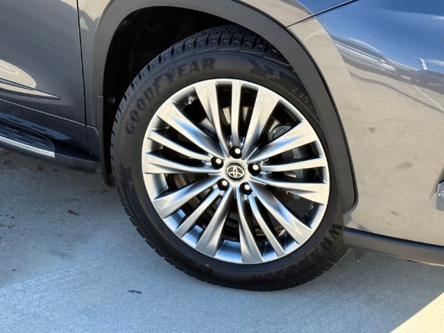 Used 2023 Toyota Highlander Platinum FWD image 2