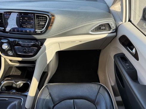 Used 2023 Chrysler Pacifica Limited image 12