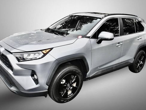 Used 2021 Toyota RAV4 XLE w/ Convenience Package AWD/4WD image 3