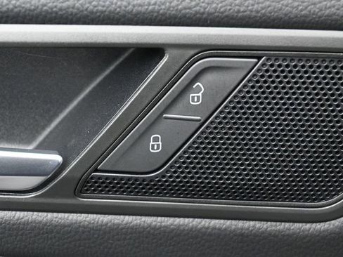 Used 2022 Volkswagen Tiguan S image 13