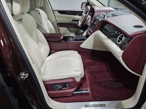 Used 2019 Bentley Bentayga AWD/4WD image 21