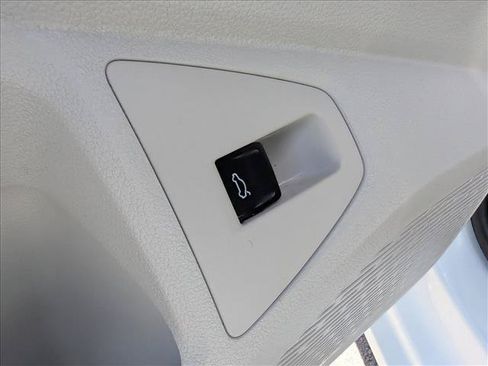 Certified 2025 Volkswagen Jetta SE w/ Sunroof Package FWD image 26