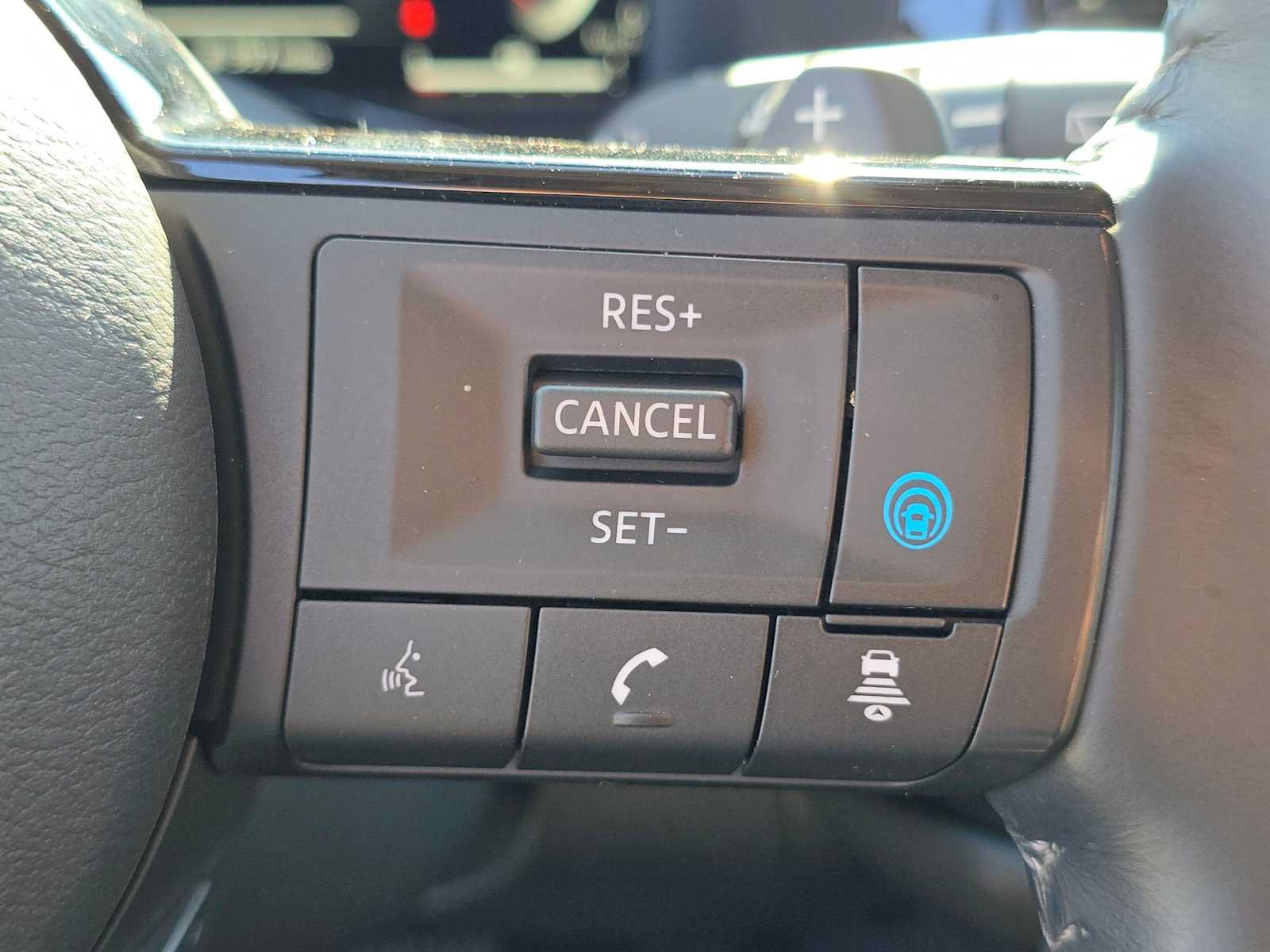 Used 2023 Nissan Pathfinder Platinum w/ Lighting Package (N93) FWD image 32