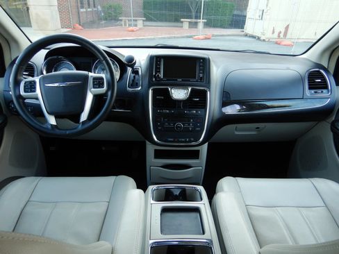 Used 2013 Chrysler Town & Country Touring FWD image 25