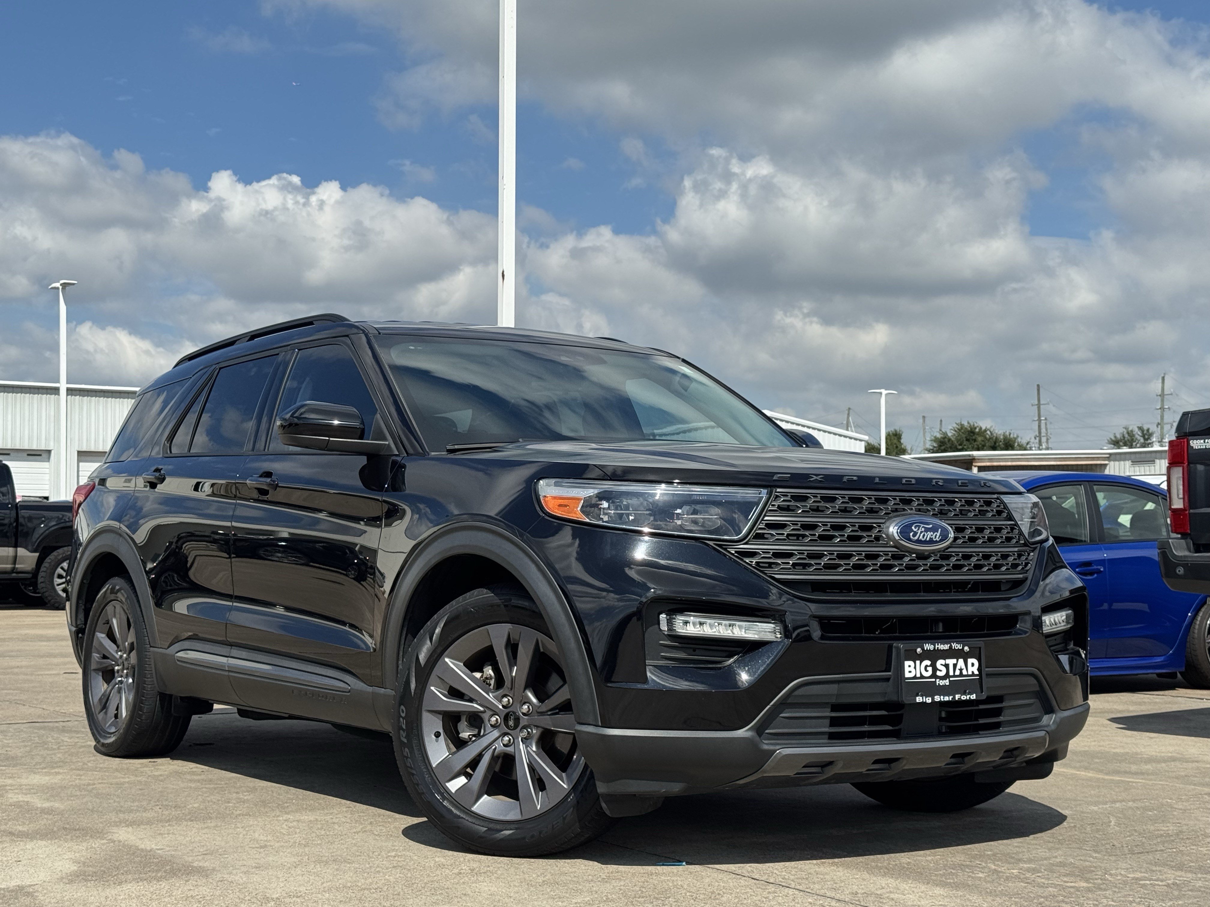 Used 2023 Ford Explorer XLT w/ Equipment Group 202A RWD image 2