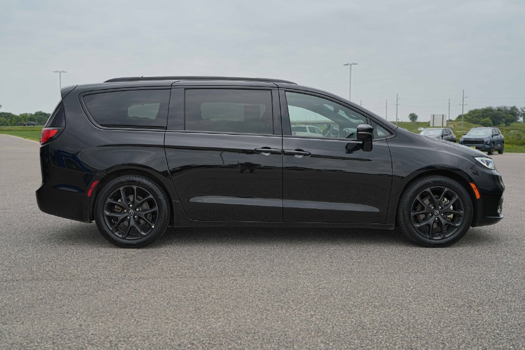 Used 2025 Chrysler Pacifica Limited FWD image 6
