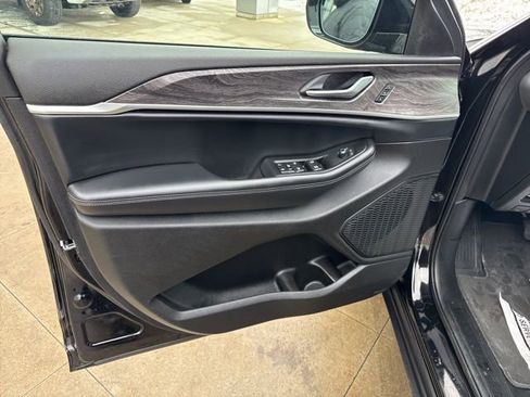 Used 2024 Jeep Grand Cherokee L Limited w/ Luxury Tech Group II image 22