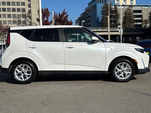Used 2023 Kia Soul LX w/ LX Technology Package image 3